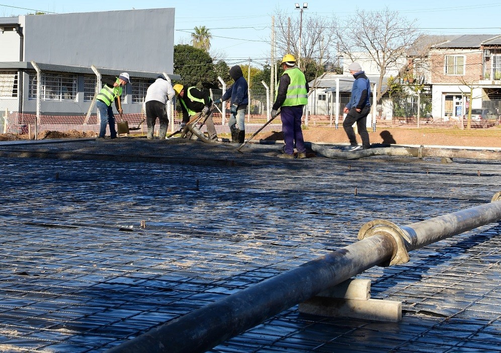 Renuevan el playón deportivo del barrio Siglo XX en El Jagüel