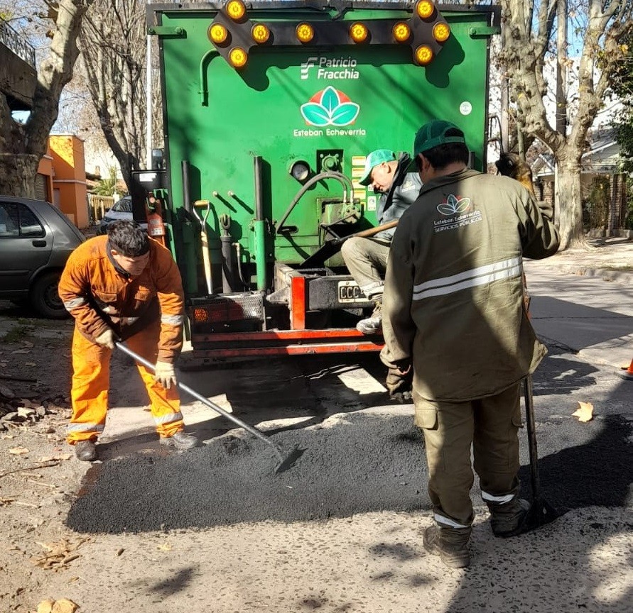 Monte Grande: el Municipio avanza con obras de bacheo en calles clave del distrito