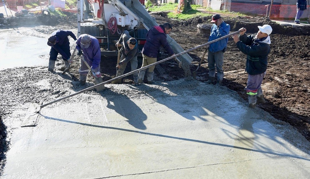 Más conectividad para Monte Grande Sur: avanza la pavimentación en hormigón de alta resistencia en calle Las Heras