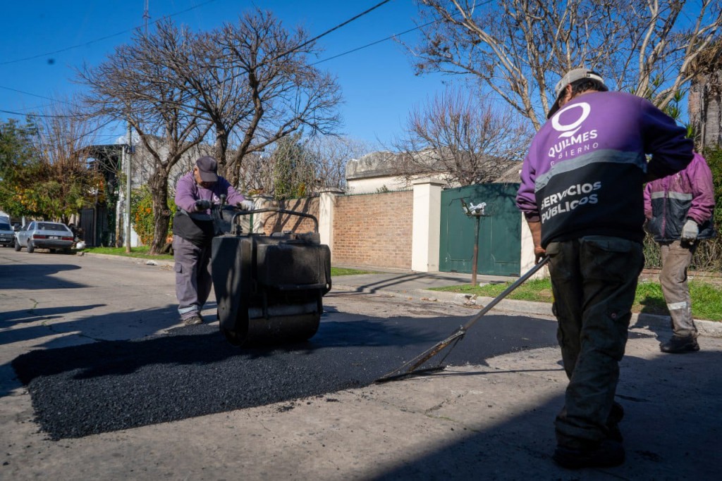 Quilmes refuerza el Plan Integral de Bacheo y limpieza urbana con obras en distintos barrios