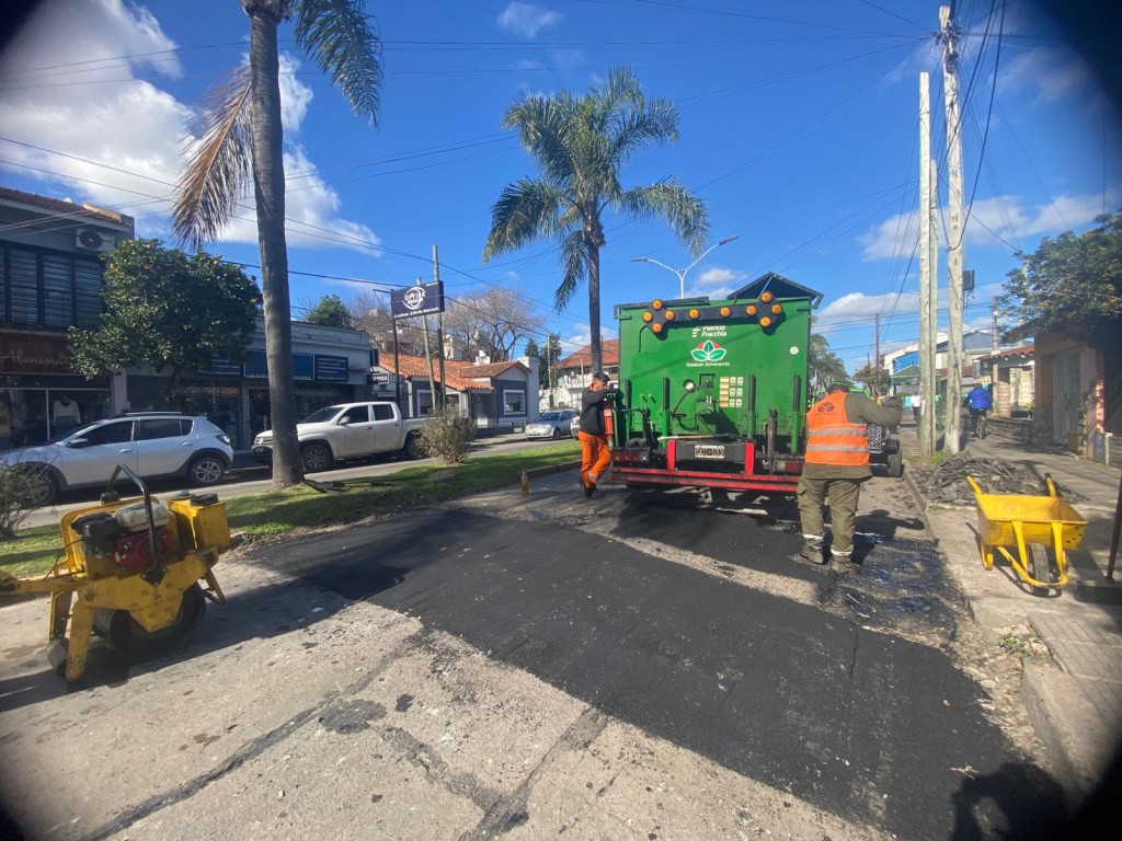 Avanzan las obras en Monte Grande: trabajos de bacheo sobre la calle Alem
