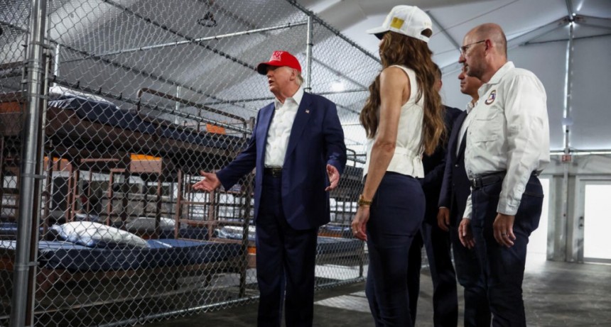 Trump inauguró una cárcel para migrantes rodeada de cocodrilos y serpientes en Florida