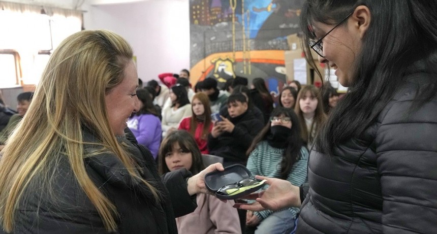 Ver para aprender: el Municipio de Esteban Echeverría entregó anteojos a más de 400 estudiantes