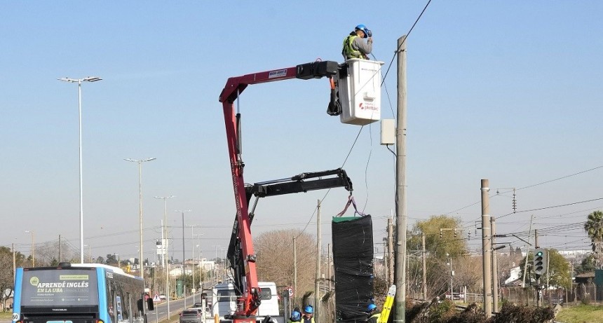 Echeverría renueva los tótems de velocidad y suma cámaras para detectar autos robados
