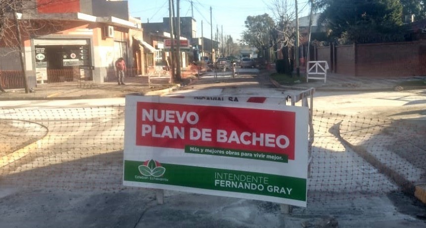 Luis Guillón: avanzan las obras de bacheo en hormigón para mejorar la circulación
