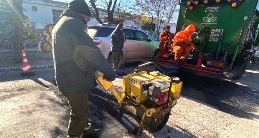 El Municipio de Esteban Echeverría avanza con obras de bacheo en El Jagüel