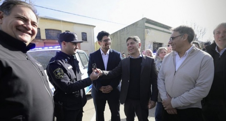 Kicillof entregó patrulleros, escrituras y equipamiento ambiental en Florentino Ameghino