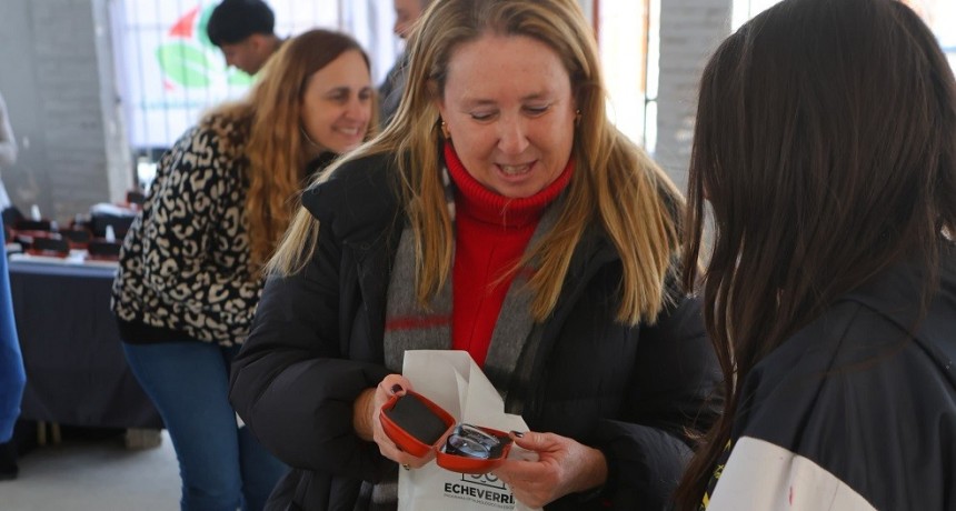 EcheVERría: el Municipio entregó anteojos gratuitos a estudiantes de Monte Grande