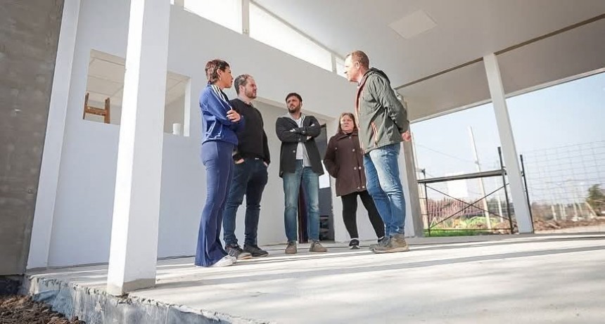 Mayra Mendoza recorrió el avance del nuevo edificio del CEF Nº 190 en Villa Alcira