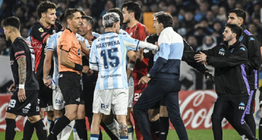 Con un penal a los 104 minutos, Barracas sorprendió a Racing y se llevó un triunfo con polémica en Avellaneda