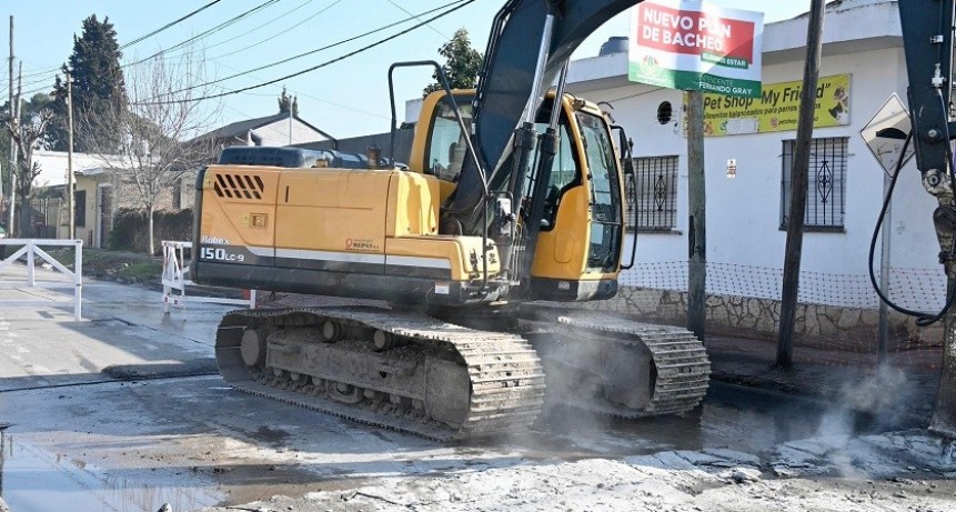 Avanzan las obras de bacheo en Monte Grande Sur: intervienen la esquina de Battipede y Alem