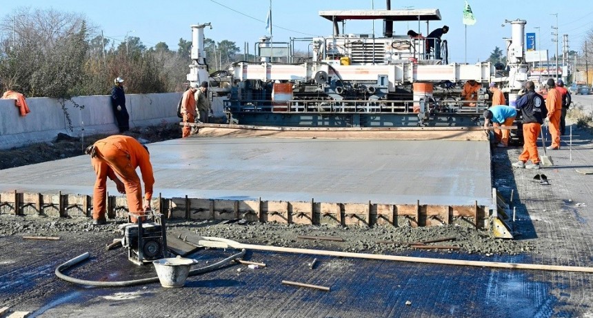 Esteban Echeverría avanza con obras de pavimentación en hormigón de alta resistencia sobre Ruta 4