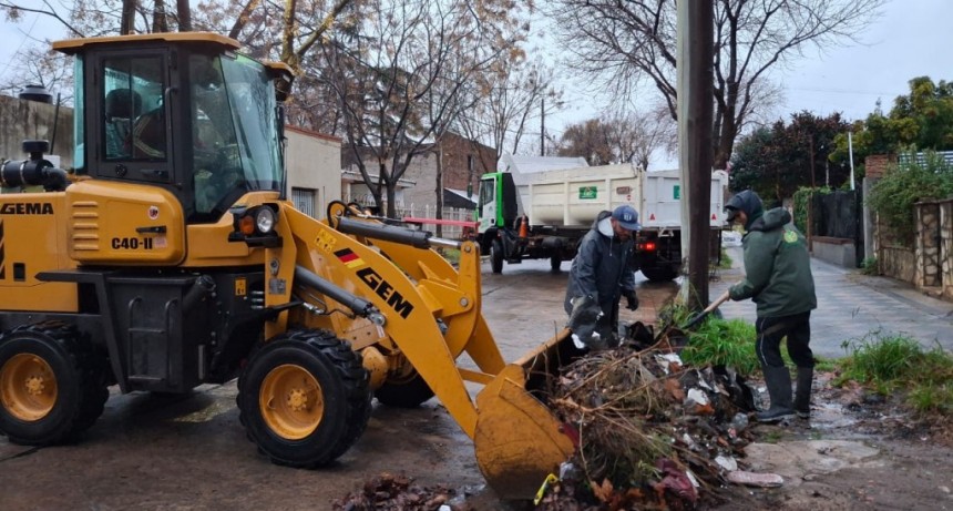 Esteban Echeverría activó un operativo de limpieza tras las intensas lluvias para mejorar el escurrimiento del agua