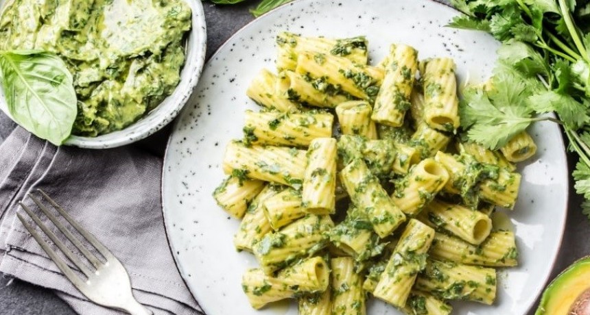 La pasta verde que está rompiendo las redes: descubrí cómo hacer fideos con salsa de palta en 10 minutos