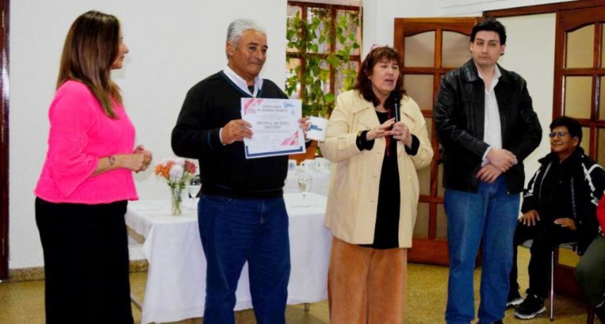 Formación y compromiso: estudiantes recibieron sus certificados en el III Encuentro Cultural “Día del Periodista”.