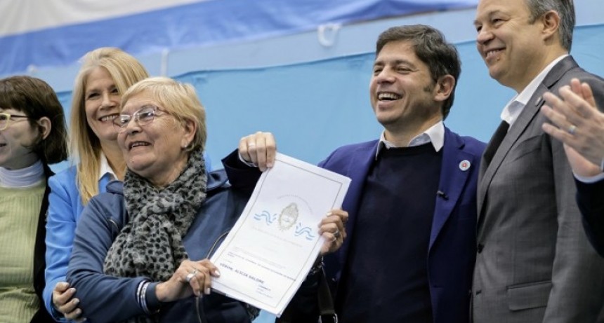 Impactante jornada en Almirante Brown: Kicillof entregó más de 1.400 escrituras y apuntó contra las políticas de Milei