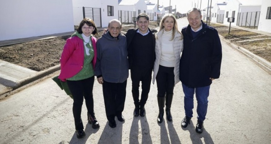 Kicillof y Magario entregaron 110 viviendas en Berazategui y criticaron la paralización de obras por parte del Gobierno nacional