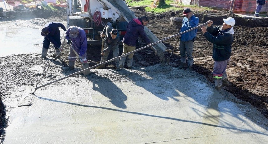 Más conectividad para Monte Grande Sur: avanza la pavimentación en hormigón de alta resistencia en calle Las Heras
