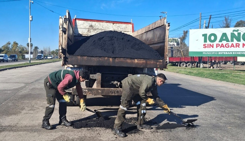 Esteban Echeverr&iacute;a avanza con obras de bacheo en 9 de Abril para mejorar la circulaci&oacute;n