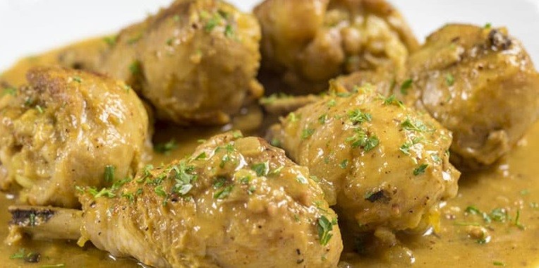 Pollo en salsa de almendras: el cl&aacute;sico espa&ntilde;ol que convierte una receta simple en un plato elegante