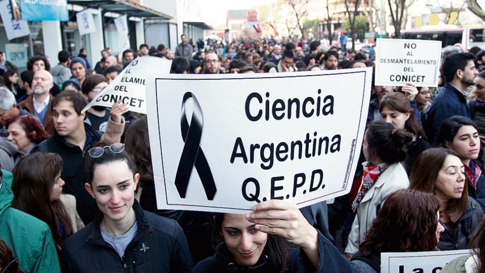 La fuga de cerebros que Milei acelera: j&oacute;venes cient&iacute;ficos se van ante el ajuste y la falta de futuro
