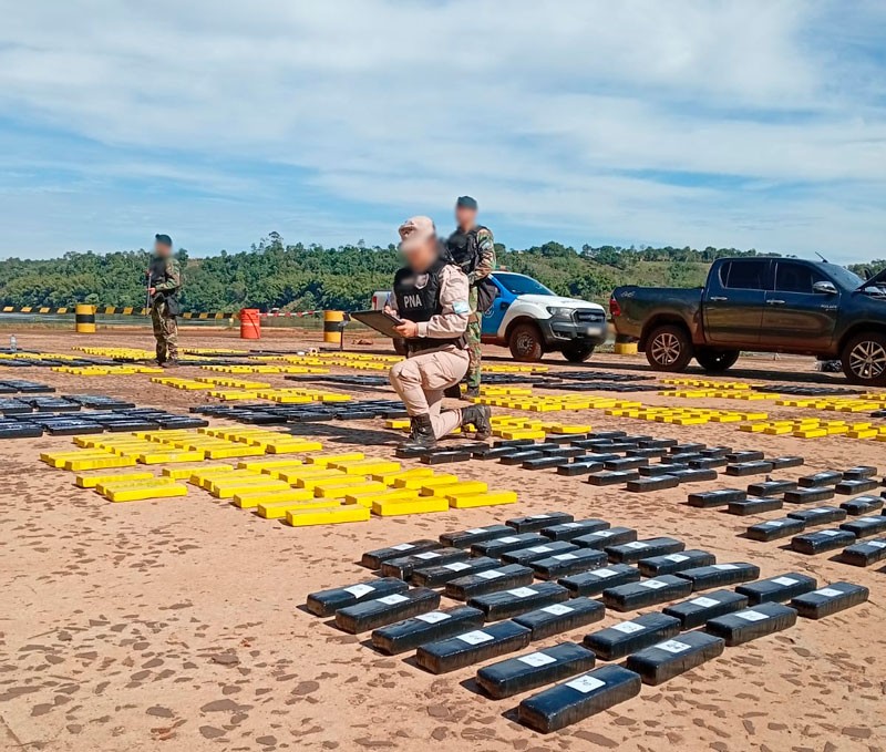Prefectura incaut&oacute; casi una tonelada de marihuana en la selva misionera