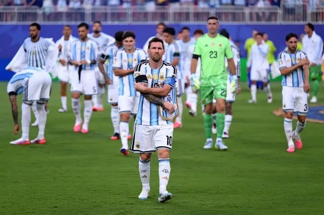 Argentina vs. Inglaterra por el Mundial 2026: hora, formaciones y d&oacute;nde ver en vivo una semifinal cargada de historia
