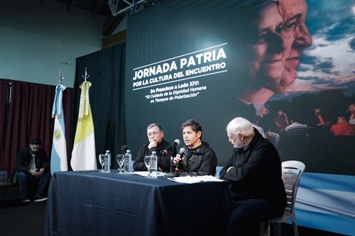 Kicillof llam&oacute; a reconstruir los lazos sociales durante un encuentro inspirado en el papa Francisco