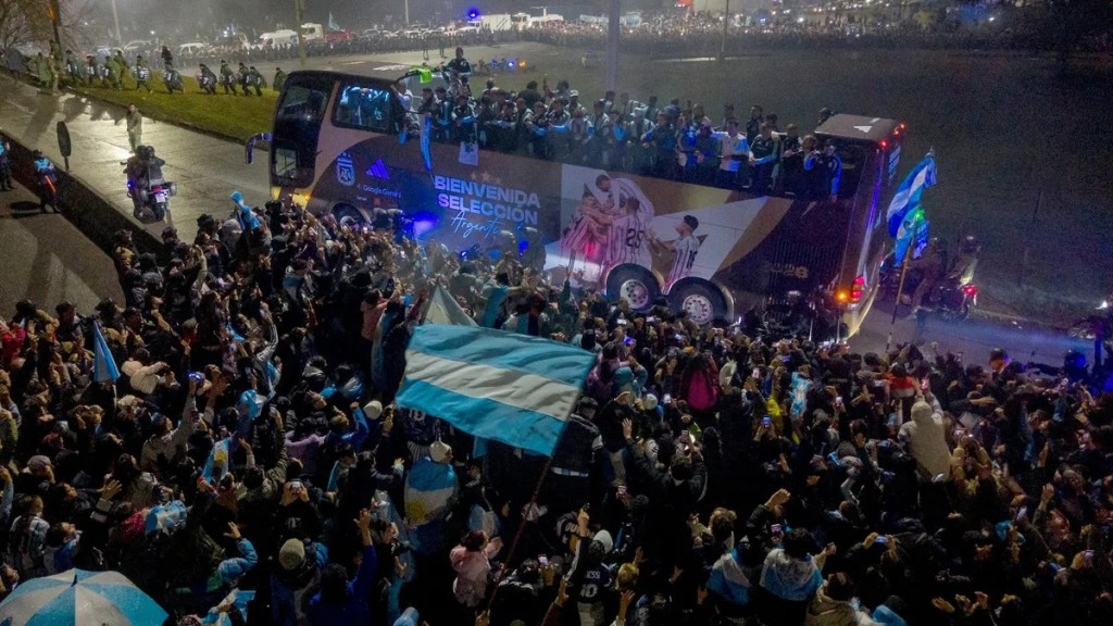 Una multitud recibi&oacute; bajo la lluvia a la Selecci&oacute;n y emocion&oacute; a Scaloni y sus jugadores