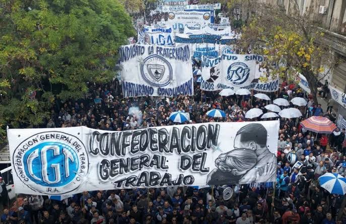 La CGT y las dos CTA marchan con los jubilados y lanzan un plan de lucha contra Milei