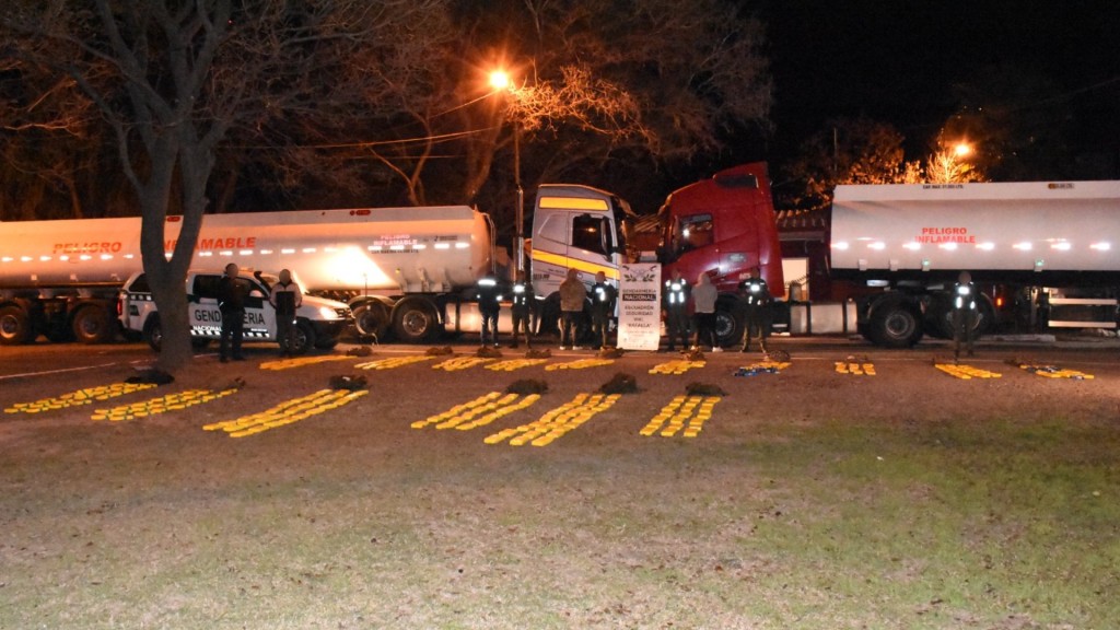 Golpe al narcotr&aacute;fico: secuestran casi 390 kilos de coca&iacute;na ocultos en camiones cisterna y detienen a tres personas