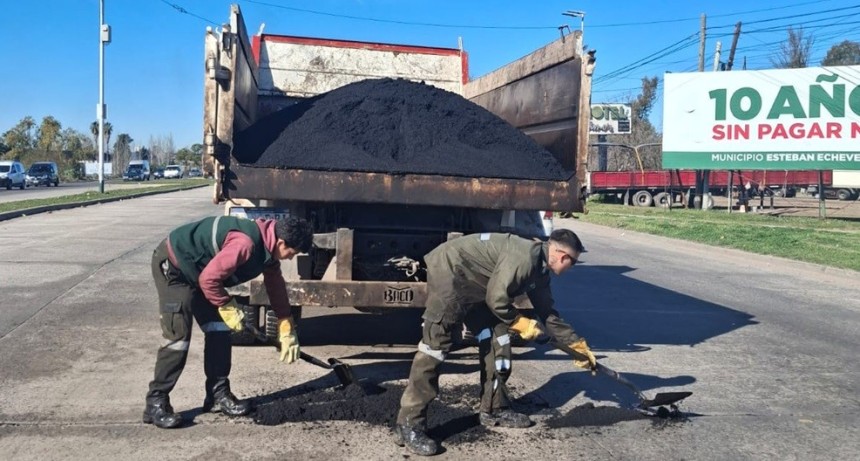 Esteban Echeverr&iacute;a avanza con obras de bacheo en 9 de Abril para mejorar la circulaci&oacute;n
