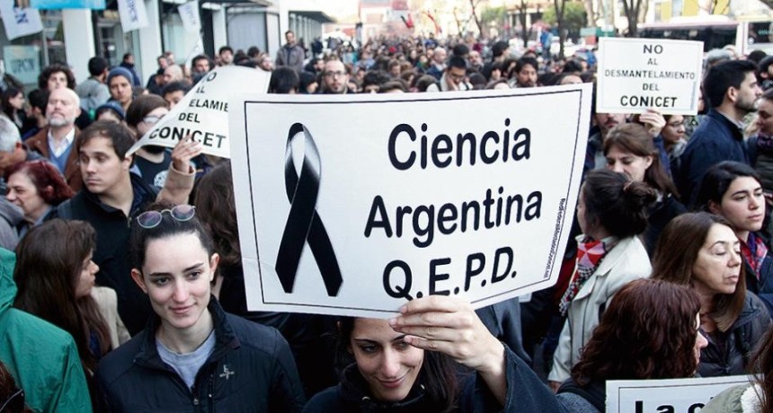 La fuga de cerebros que Milei acelera: j&oacute;venes cient&iacute;ficos se van ante el ajuste y la falta de futuro