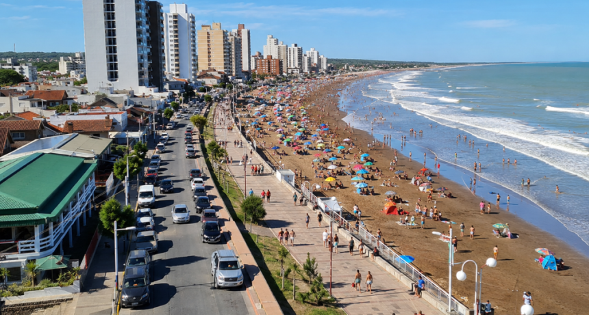 Monte Hermoso: la playa bonaerense donde el sol sale y se esconde sobre el mar