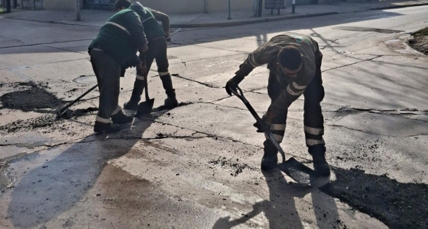 Esteban Echeverr&iacute;a avanza con obras de bacheo en Luis Guill&oacute;n