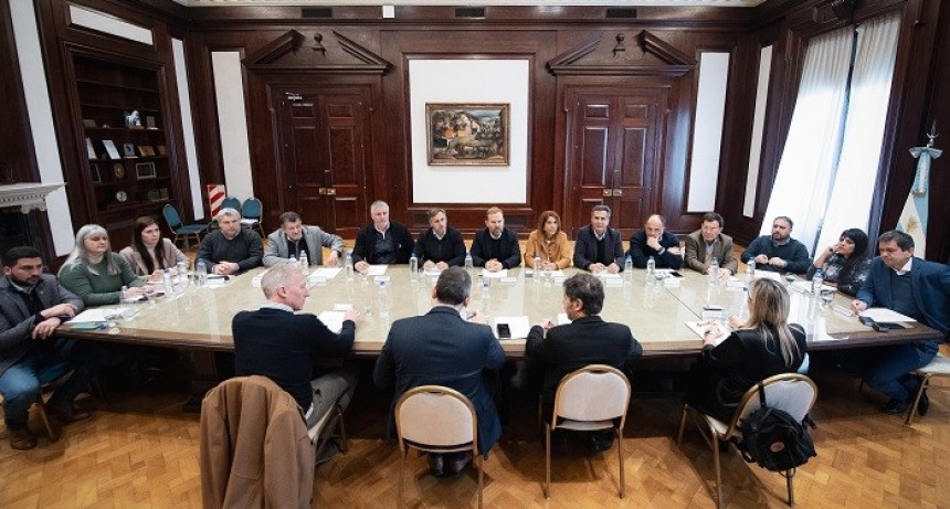 Kicillof y Cuattromo firmaron convenios para que municipios compren maquinaria, veh&iacute;culos y equipamiento