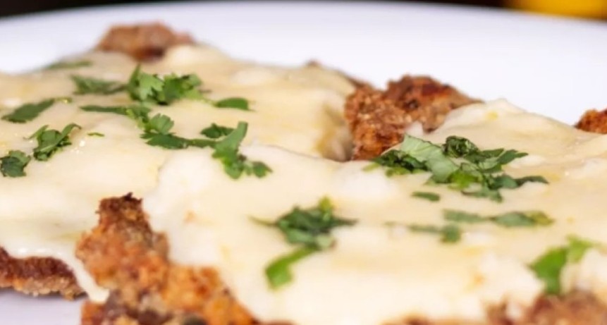 Milanesa a la Suiza: el cl&aacute;sico gratinado que convierte una milanesa com&uacute;n en un plato irresistible