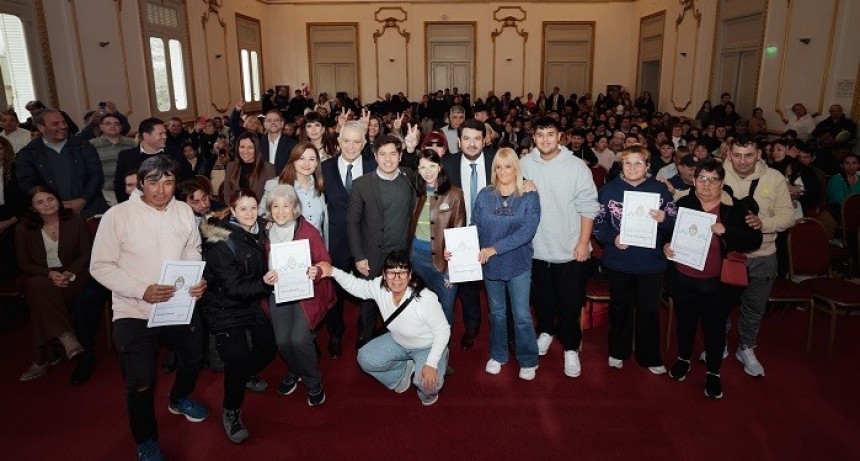 Kicillof entreg&oacute; 400 escrituras gratuitas y destac&oacute; el derecho de las familias a la vivienda