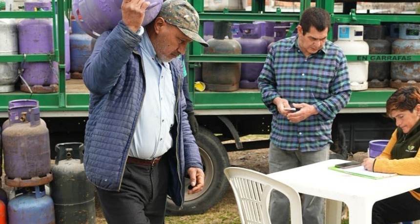 Esteban Echeverr&iacute;a realiz&oacute; una nueva recarga de garrafas a precio accesible en Luis Guill&oacute;n