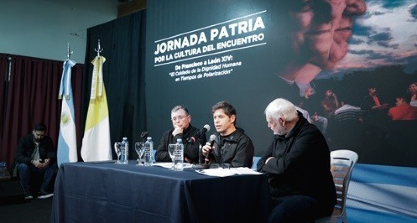 Kicillof llam&oacute; a reconstruir los lazos sociales durante un encuentro inspirado en el papa Francisco