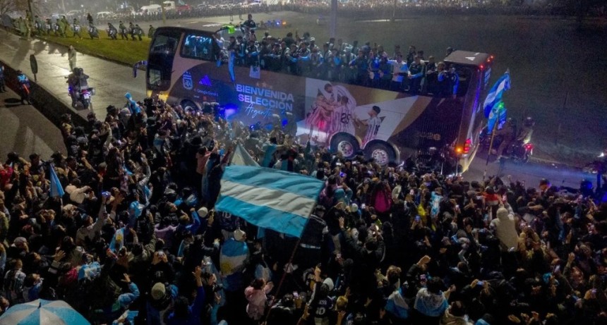 Una multitud recibi&oacute; bajo la lluvia a la Selecci&oacute;n y emocion&oacute; a Scaloni y sus jugadores