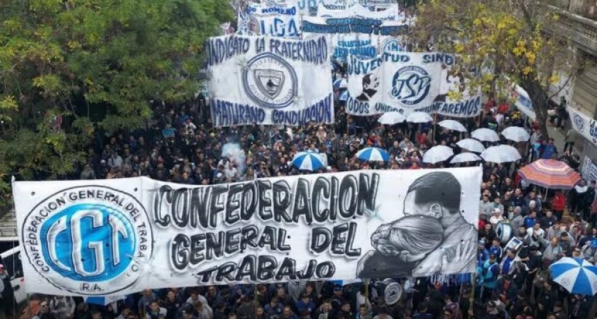 La CGT y las dos CTA marchan con los jubilados y lanzan un plan de lucha contra Milei