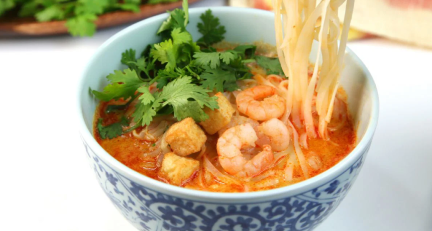 Laksa: la sopa cremosa y picante del sudeste asi&aacute;tico que conquista con cada cucharada