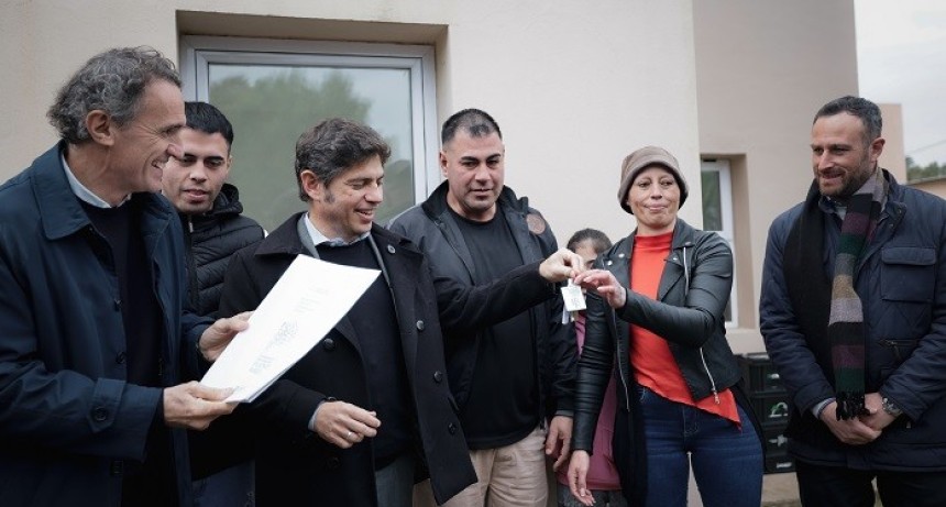 Kicillof entreg&oacute; viviendas y escrituras en Tapalqu&eacute; y cuestion&oacute; el ajuste del Gobierno nacional