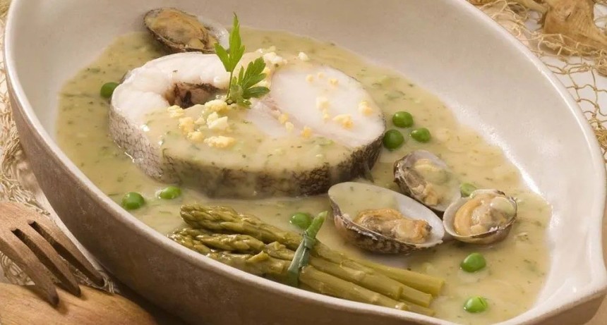 Merluza a la vasca: la receta tradicional espa&ntilde;ola que combina pescado fresco y mariscos en un plato inolvidable