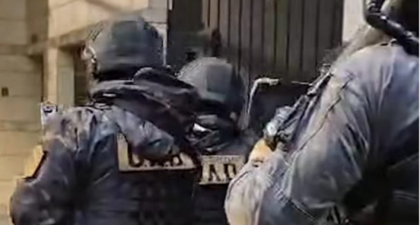 Allanamiento en El Palomar: detuvieron a un hombre y secuestraron un arsenal de armas