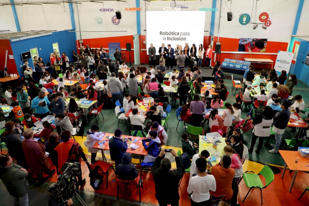 La Matanza: Espinoza, Filmus y Gvirtz entregaron kits de robótica a chicas y chicos de 4to. año de escuelas primarias
