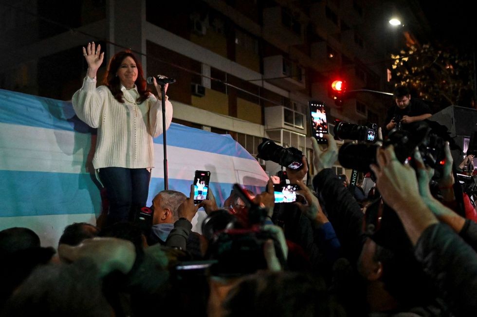 Cristina Fernández de Kirchner habló a sus militantes desde un improvisado escenario en la puerta de su casa en la Recoleta.