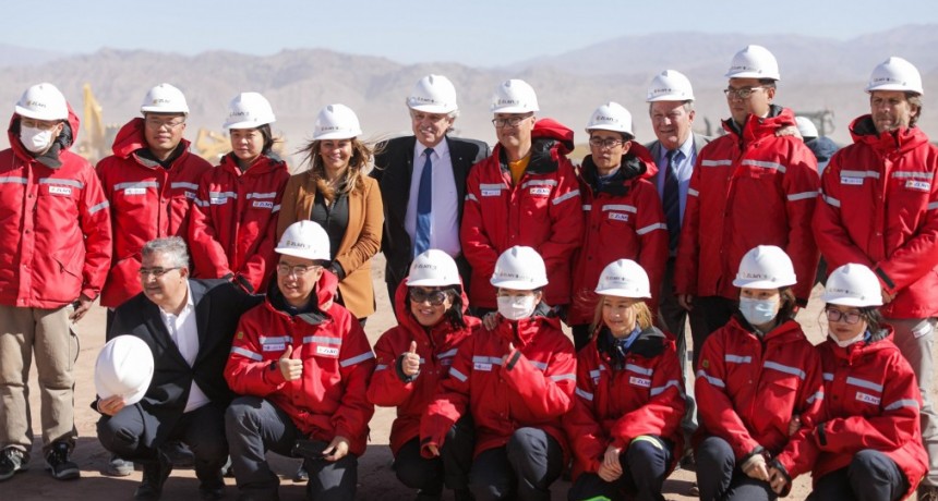 El presidente recorrió el proyecto minero de litio Tres Quebradas en Catamarca
