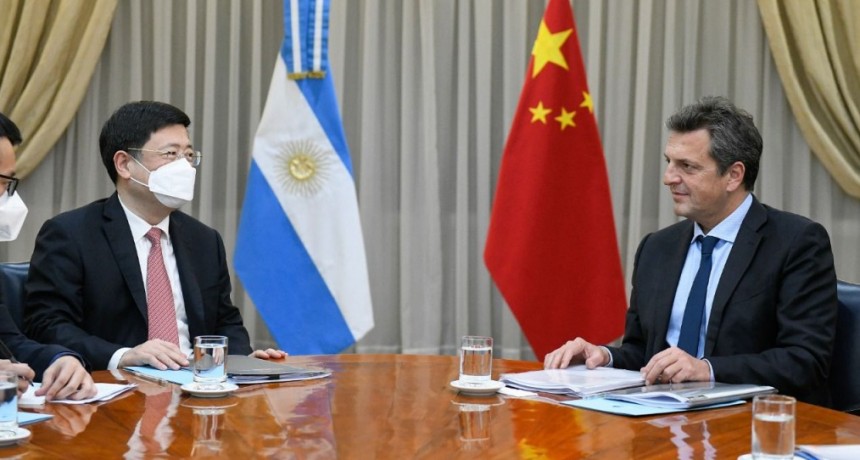 Con vistas a impulsar la cooperación económica y financiera bilateral, Massa recibió al Embajador de China  